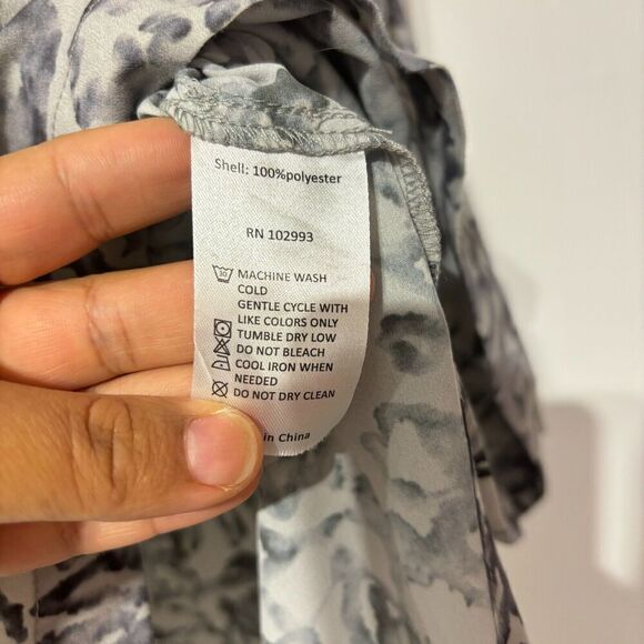 Victor Alfaro Blouse Top Collared Short Sleeve High low Shirt Gray M Floral - Picture 8 of 10